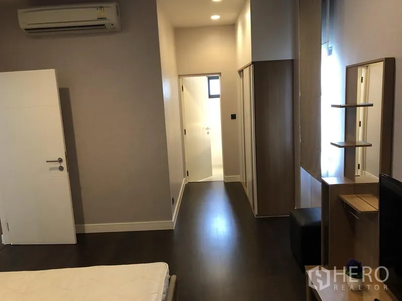 Detached House for rent or sale in Bang Kapi, Bangkok - Master suite hallway leading to the ensuite bathroom and wardrobes.