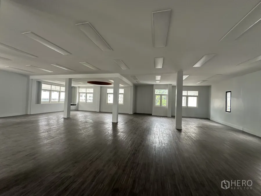 พื้นที่ขายของ for rent in Bang Rak, Bangkok - พื้นที่ค้าปลีกกว้างพื้นลายไม้ เสาโครงสร้าง และหน้าต่างบานใหญ่หลายด้าน
