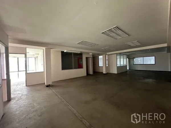 货栈 出租在Suan Luang, Bangkok - 大开间楼层，内部玻璃隔断，水泥地面与日光灯。