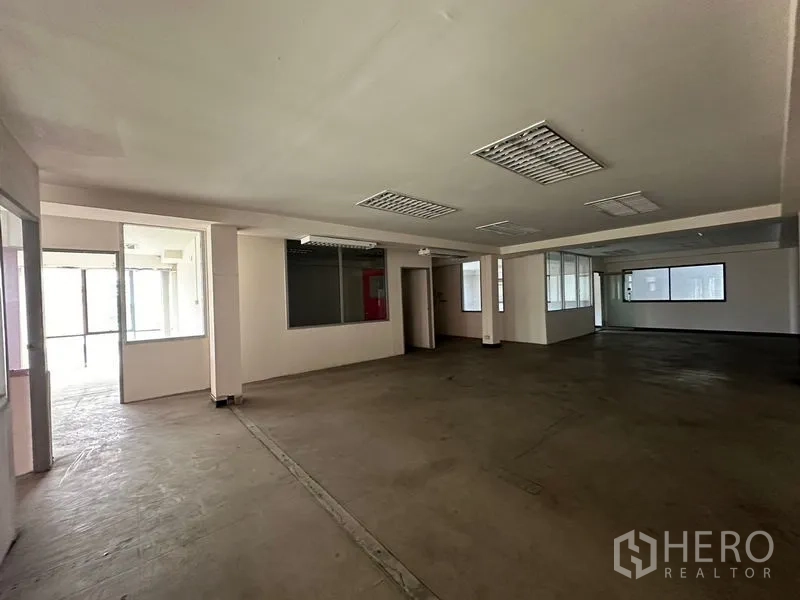货栈 出租在Suan Luang, Bangkok - 大开间楼层，内部玻璃隔断，水泥地面与日光灯。