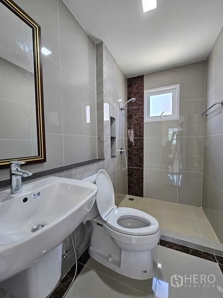 Detached House for rent in Thanyaburi, Pathum Thani - Modern tiled bathroom with walk-in shower, window and basin