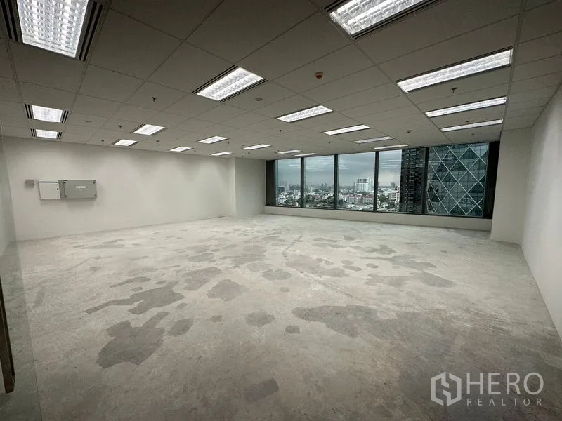 Office Space for rent in Ratchathewi, Bangkok - Large unfurnished office floor with panoramic windows overlooking the city skyline in Ratchathewi.