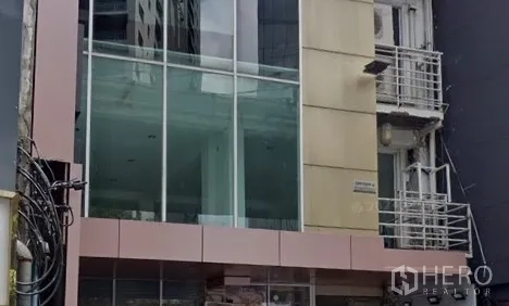 Retail Space for rent in Khlong Toei, Bangkok - Modern building facade with full-height glass frontage and metal cladding ideal for signage.