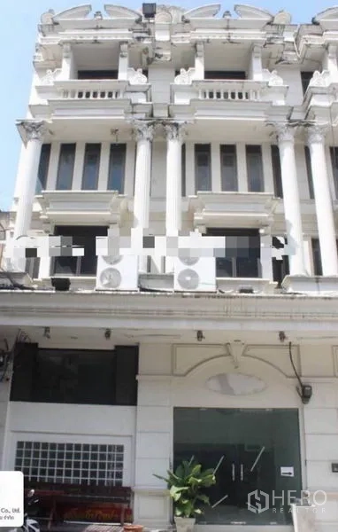店屋 出租在Khlong Toei, Bangkok - 曼谷Ekkamai附近带立柱的新古典白色商铺外立面与玻璃门面。