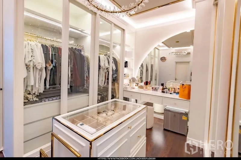 บ้าน ขายในPak Kret, Nonthaburi - ห้องแต่งตัวหรู ตู้เสื้อผ้าบานกระจก ไอส์แลนด์กลาง และโต๊ะเครื่องแป้งโทนขาวทอง