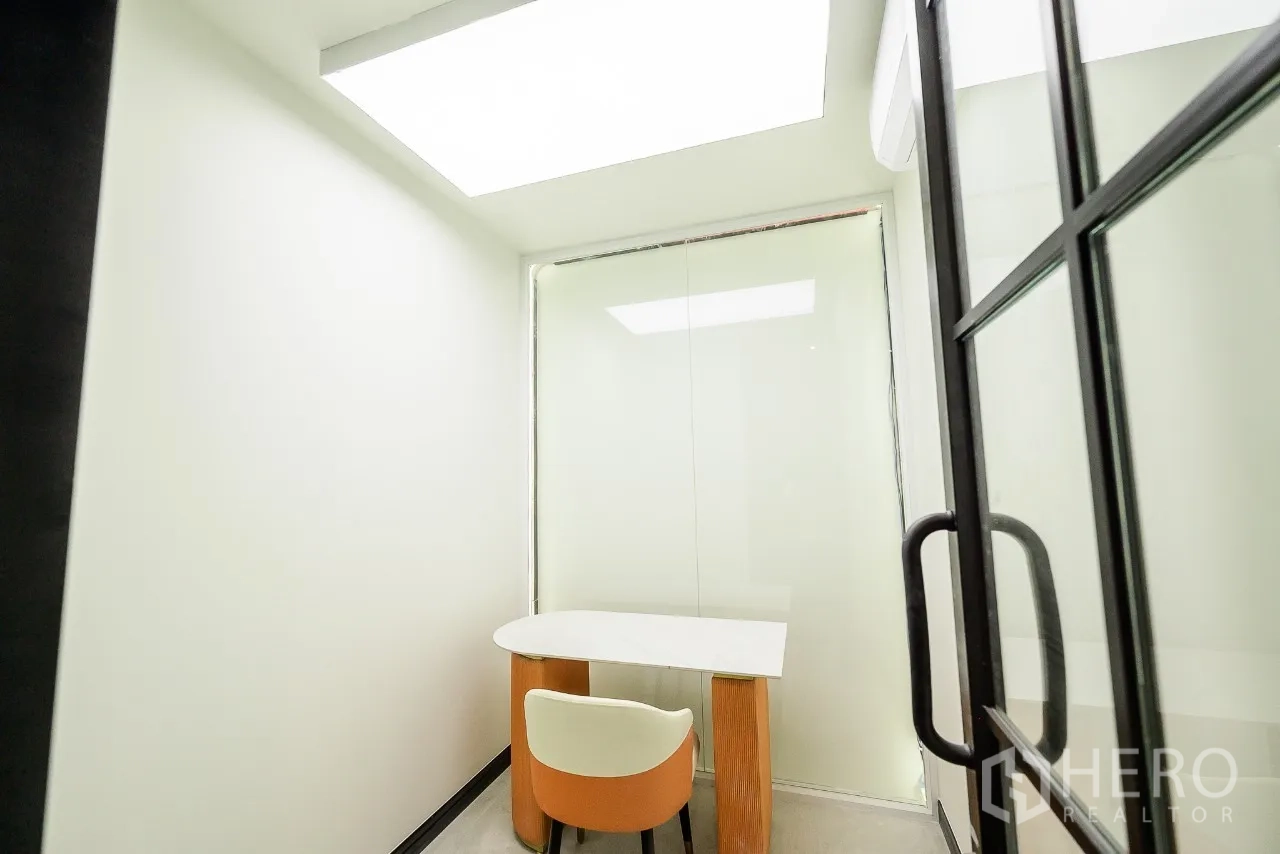 Office Space for rent or sale in Huai Khwang, Bangkok - Minimal meeting pod with bright light panel and single desk setup.