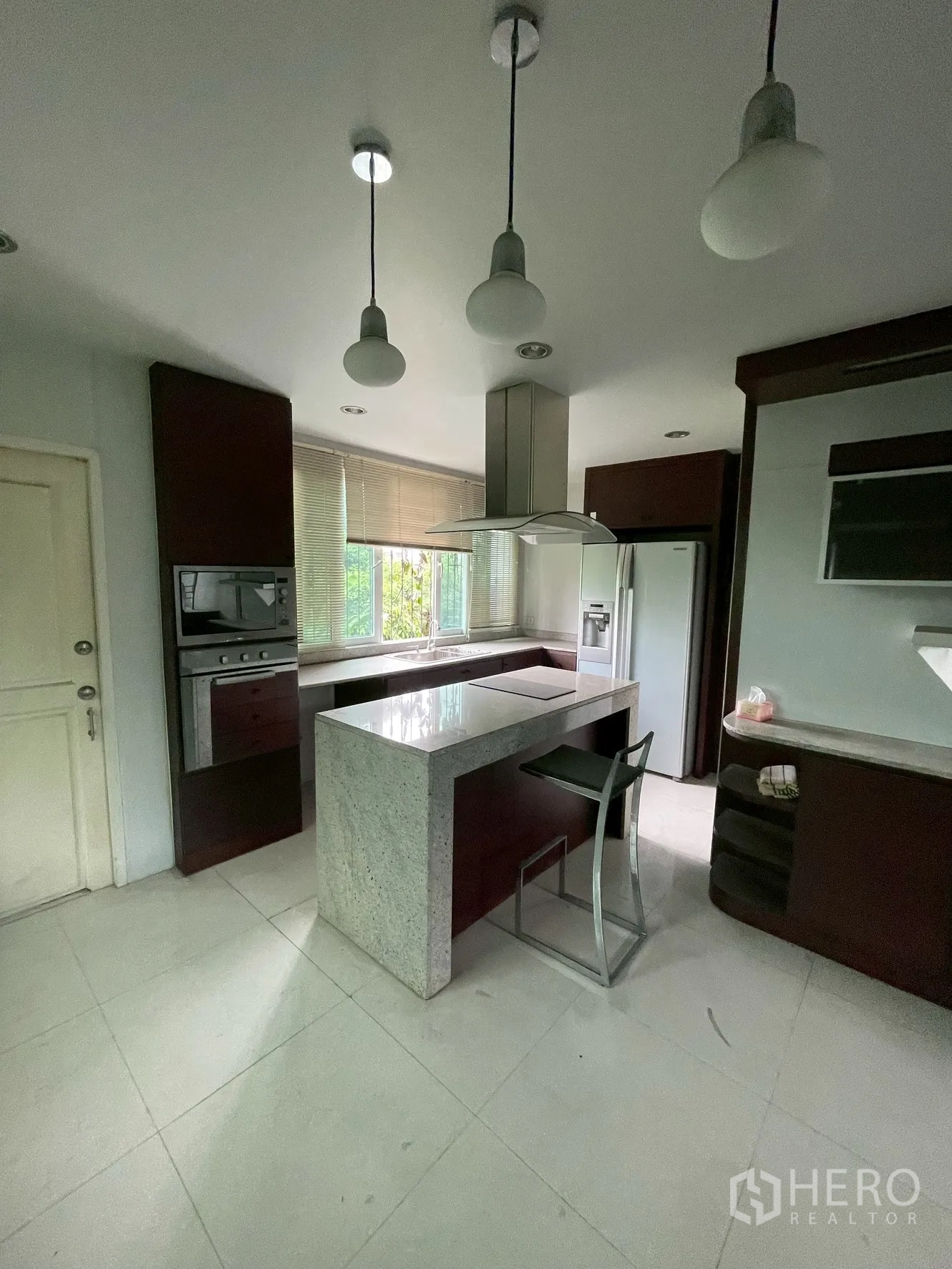 Home Office for rent in Wang Thonglang, Bangkok - Built-in kitchen with island, pendant lights, oven and extractor hood.