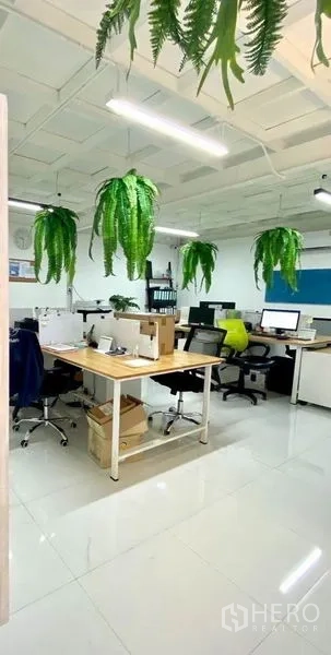 货栈 出售在Min Buri, Bangkok - 明亮的办公室工位区，配电脑与从天花垂挂的绿植。