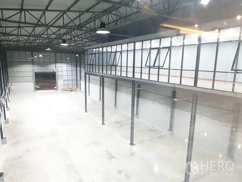 货栈 出租在Bang Khen, Bangkok - 从夹层俯视宽阔仓库地面与成排钢柱的视角。