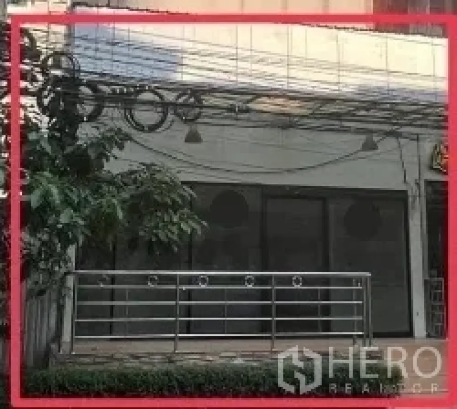 零售空间 出租 - 临街一层零售铺面，宽幅玻璃门面与金属栏杆平台，靠近BTS娜娜站。