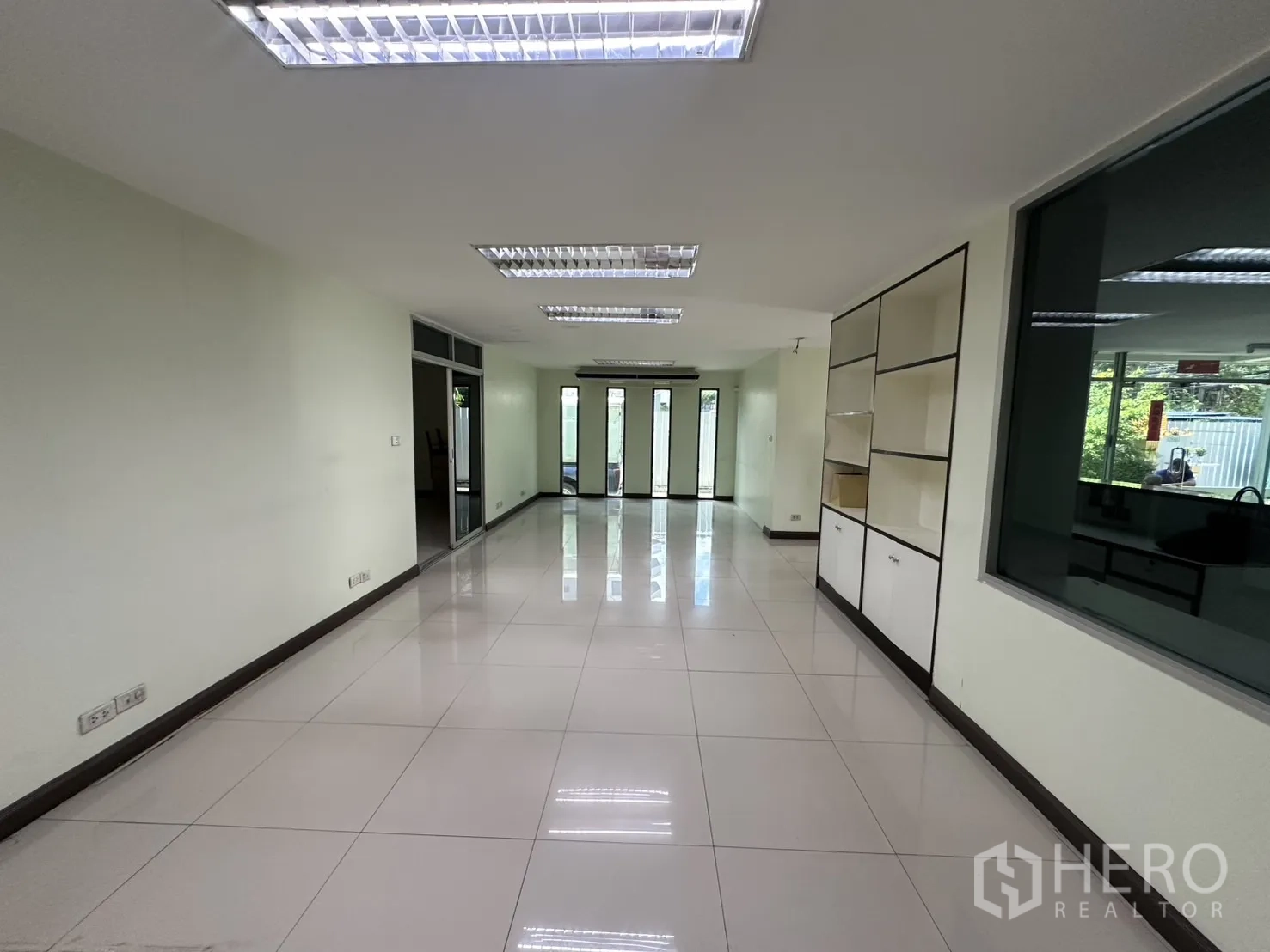 Retail Space for rent in Watthana, Bangkok - Open-plan workspace with shelving and large interior window.
