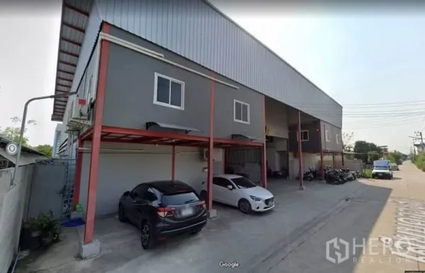 Warehouse for rent in Lam Luk Ka, Pathum Thani - Front parking bays under a canopy beside the warehouse office block.