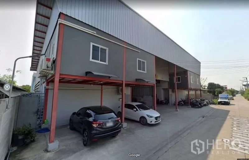 Warehouse for rent in Lam Luk Ka, Pathum Thani - Front parking bays under a canopy beside the warehouse office block.