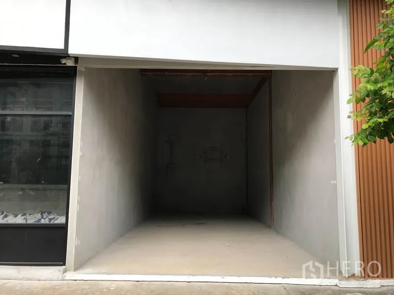 Retail Space for rent in Bang Na, Bangkok - Compact back-of-house or storage room with unfinished concrete walls inside the unit.