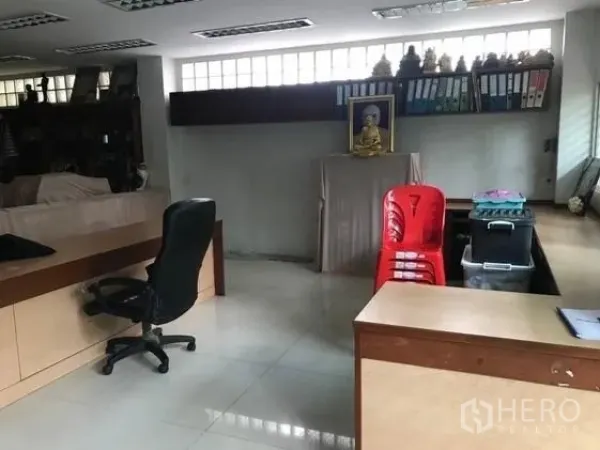 工厂 出售在Khlong Luang, Pathum Thani - 厂内瓷砖办公室，内置桌台、置物架与日光灯。