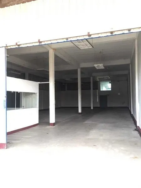 货栈 出租在Bueng Kum, Bangkok - 带宽敞出入口的仓库，可见内部办公室与平整地面。