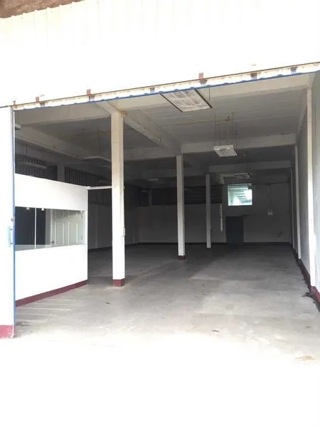 货栈 出租在Bueng Kum, Bangkok - 带宽敞出入口的仓库，可见内部办公室与平整地面。