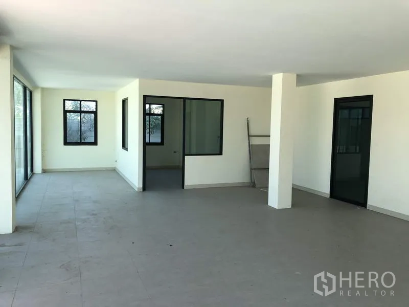 Factory for rent in Lam Luk Ka, Pathum Thani - Bright office floor with sliding glass doors, multiple windows and tiled flooring inside the factory.