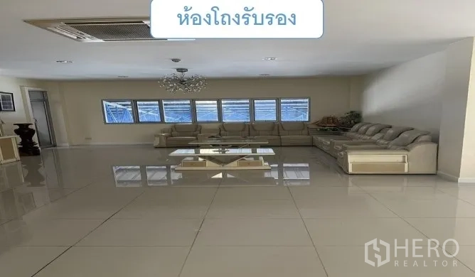Warehouse for rent in Mueang Pathum Thani, Pathum Thani - Another angle of the reception lounge showing sofa set and coffee table.