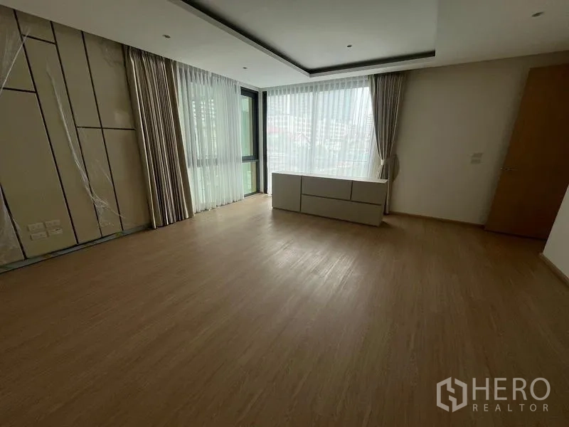 联排别墅 出租在Khlong Toei, Bangkok - 转角卧室，纱帘与城市景观，木地板