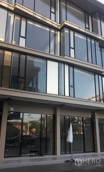 Home Office for rent or sale in Khlong Toei, Bangkok - Contemporary multi-storey home office exterior with floor-to-ceiling glass windows and a ground-floor storefront near BTS On Nut in Phra Khanong, Bangkok.