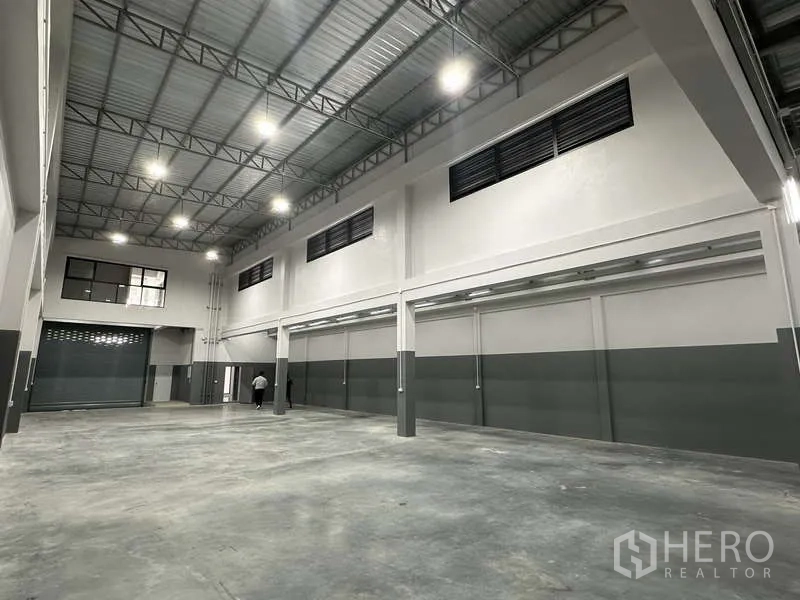 工厂 出租或出售在Bang Bua Thong, Nonthaburi - 采光充足的高顶仓库，侧墙通风百叶。