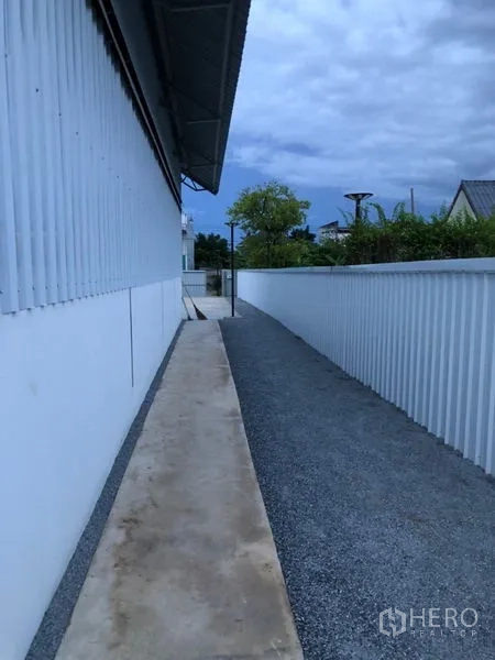 货栈 出租在Bueng Kum, Bangkok - 沿金属围栏延伸的服务通道与碎石带