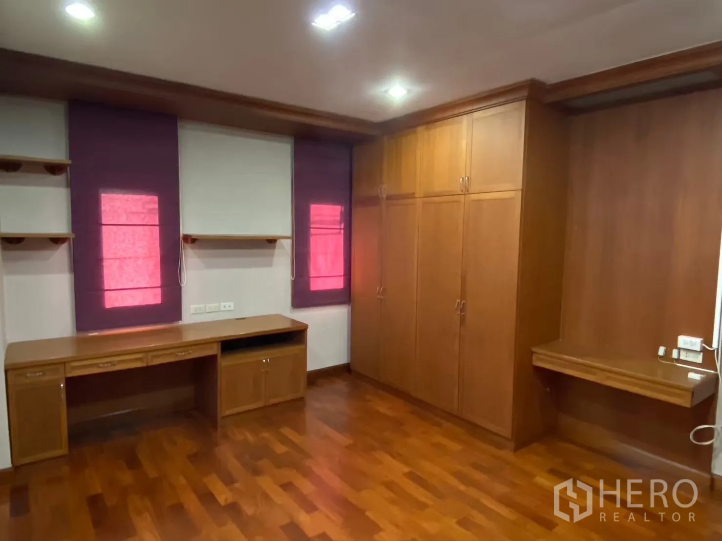 独立式住宅 出租在Watthana, Bangkok - 卧室配书桌、衣柜与木地板