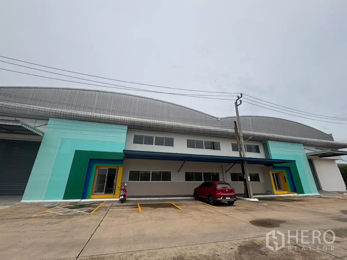 Factory for rent in Bang Phli, Samut Prakan - Modern factory warehouse exterior with marked parking bays in Bang Phli.