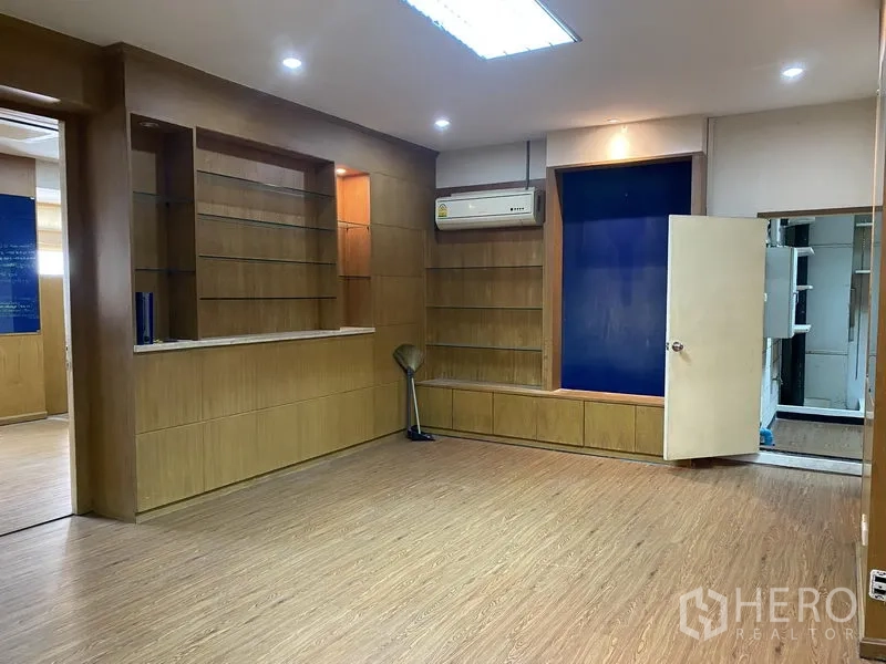 Office Space for rent in Din Daeng, Bangkok - Reception or meeting area with display shelves, wood panels and air conditioning.