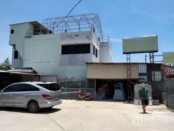Warehouse for rent or sale in Lam Luk Ka, Pathum Thani - Three-storey office and storage building facing the yard with ample parking space.