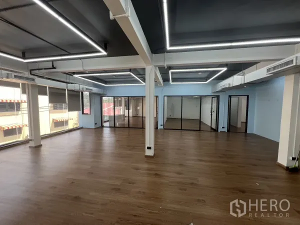 办公空间 出租在Khlong Toei, Bangkok - 采光充足的工作区，落地窗配百叶、现代吊顶灯与多间玻璃会议室。