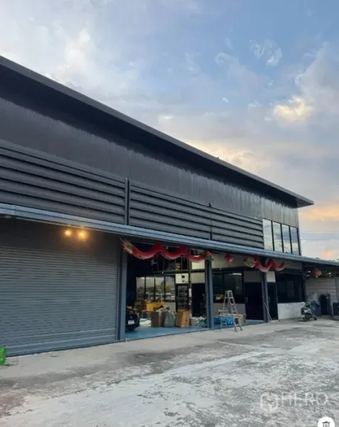 Warehouse for sale in Thanyaburi, Pathum Thani - Front facade of the warehouse with glass-front office and covered loading bays.