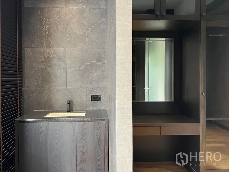 Detached House for rent or sale in Bangkok - Built-in wardrobe and vanity in dark wood cabinetry.