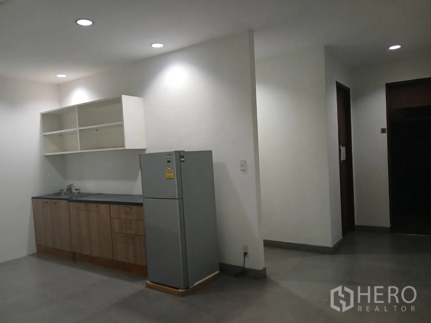 Factory for rent in Uthai, Phra Nakhon Si Ayutthaya - Staff pantry with shelves, base cabinets, sink, refrigerator, and recessed lights.