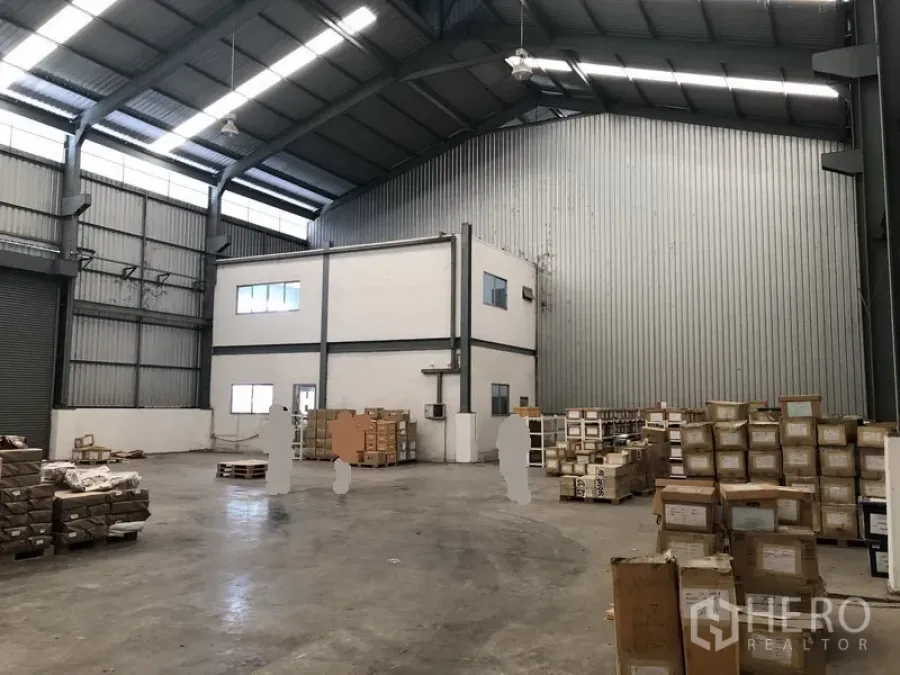 工厂 出租在Khlong Luang, Pathum Thani - 厂房内部空间宽敞，钢结构高屋顶、混凝土地面和两层办公室。