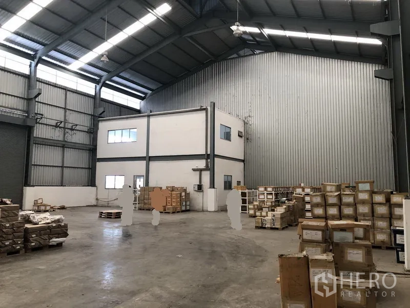 工厂 出租在Khlong Luang, Pathum Thani - 厂房内部空间宽敞，钢结构高屋顶、混凝土地面和两层办公室。