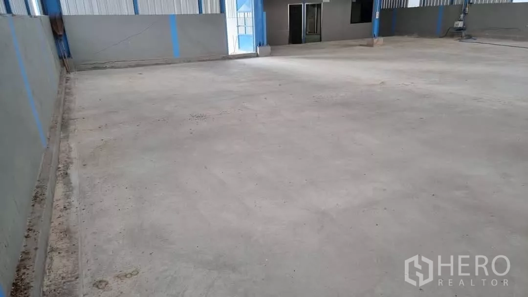货栈 出租在Min Buri, Bangkok - 仓库内部通透开阔，混凝土地面、净空高，并通向办公室入口。
