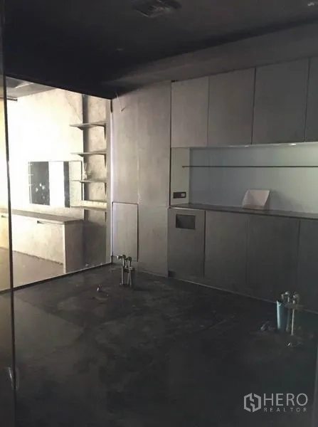 Office Space for rent in Pathum Wan, Bangkok - Back room with built-in cabinetry, glass partition and plumbing points suitable for a pantry.