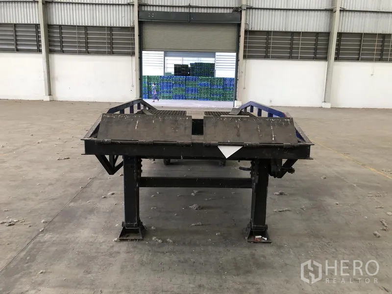 Factory for rent in Wang Noi, Phra Nakhon Si Ayutthaya - Close view of a dock leveler platform inside the warehouse facing a roller shutter.