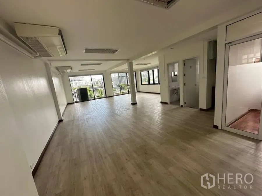 สำนักงาน ให้เช่าในSathon, Bangkok - สำนักงานแปลนเปิดโล่ง พื้นลายไม้ เสาตอม่อ ประตูบานเลื่อนกระจกออกระเบียง ไฟฝ้า แอร์ และวิวเมือง