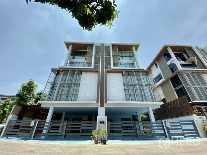 带办公室的家 出租或出售在Yan Nawa, Bangkok - 严那瓦区现代多层家用办公楼外观，带大门停车位与玻璃阳台。