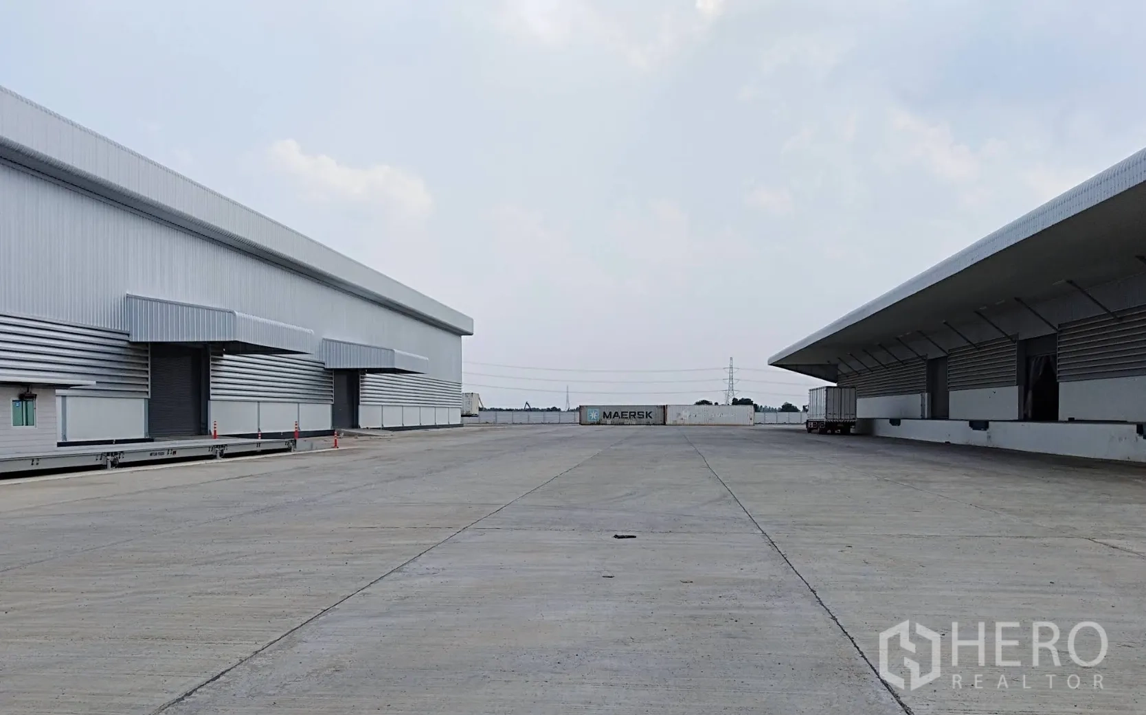 Warehouse for rent in Wang Noi, Phra Nakhon Si Ayutthaya - Broad driveway between warehouse buildings with loading docks and space for trailers and containers.