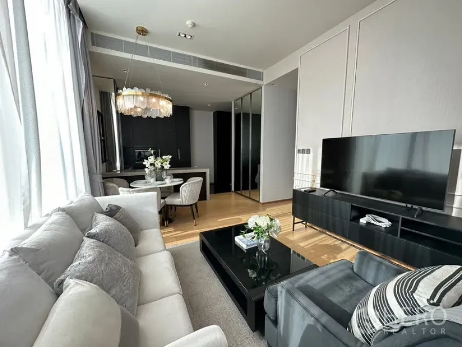 Condominium for rent in Pathum Wan, Bangkok - Stylish open living and dining room leading to a sleek kitchen with island.