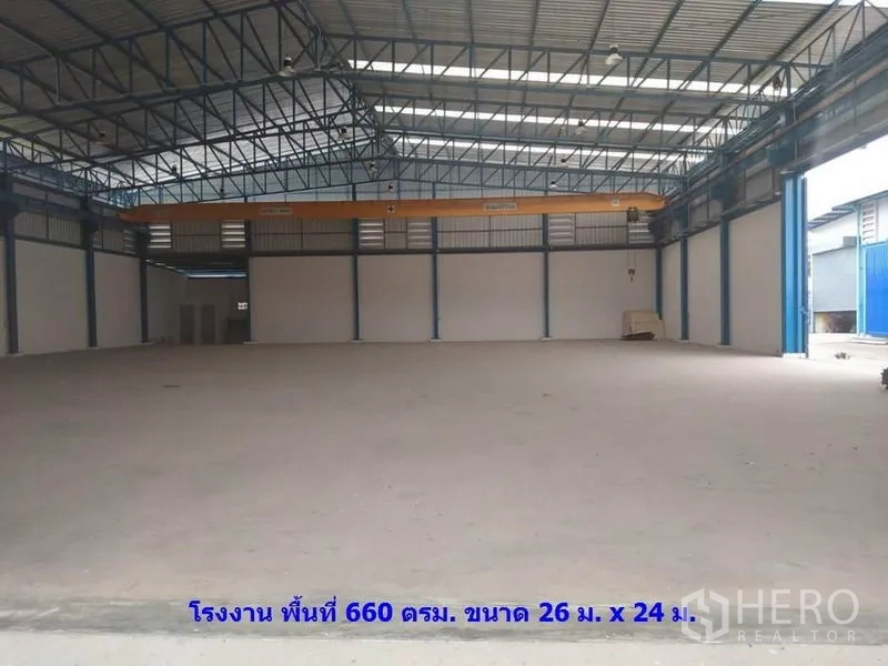 Factory for rent in Samut Sakhon - Spacious 660 sqm production hall with high roof, skylights and open floor area.