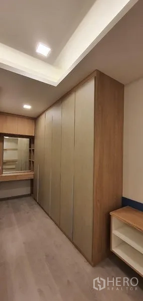 Detached House for rent - Walk-in wardrobe corridor with full-height closets and dressing table.