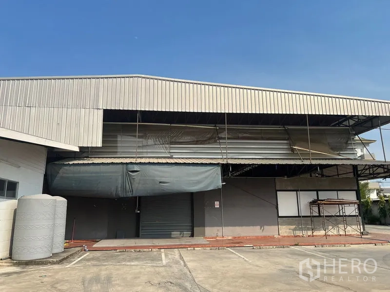 คลังสินค้า ให้เช่าในSaphan Sung, Bangkok - ด้านหน้าโกดังผนังเมทัลชีท ประตูม้วน ท่าขนถ่ายมีหลังคา