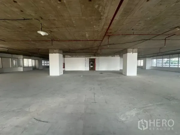 办公空间 出租在Watthana, Bangkok - 宽阔开放办公区，规则柱网与未完成地面，便于二次装修。