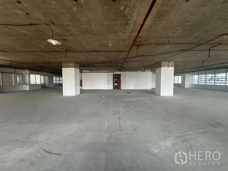 办公空间 出租在Watthana, Bangkok - 宽阔开放办公区，规则柱网与未完成地面，便于二次装修。