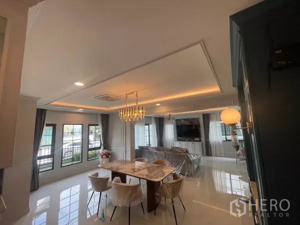 Detached House for rent in Bang Phli, Samut Prakan - Bright dining area with marble table, chandelier and wide windows to the front garden.
